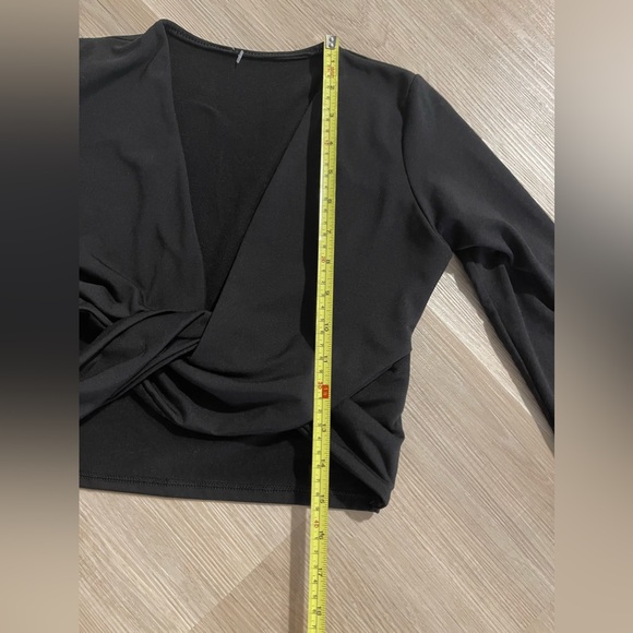 PTP-15.5-”Black Long Sleeve Crop with Twist Detail - Picture 4 of 9